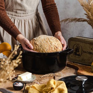 Garnek żeliwny z pokrywką 2,2 l, czarny