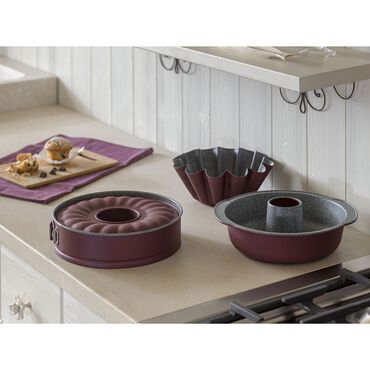 Forma do babki 22 cm Tognana Sweet Cherry, z dzbankiem z miarką, bordowa