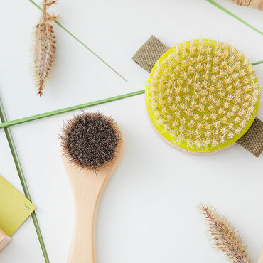 OMNIA BOTANICA_Szczotka do masażu ciała, na sucho i na mokro_4