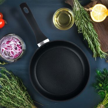 Patelnia 24 cm MG Home Bassico, non-stick, z filcowym protektorem