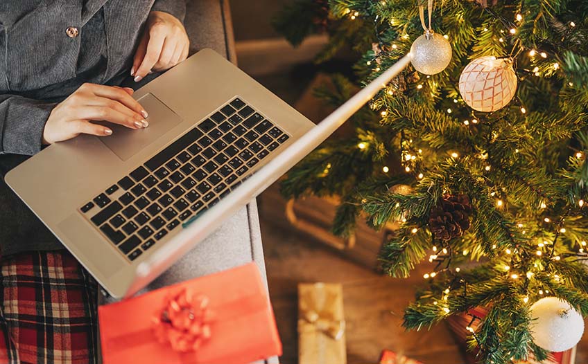 Kobieta robi świąteczne zakupy online