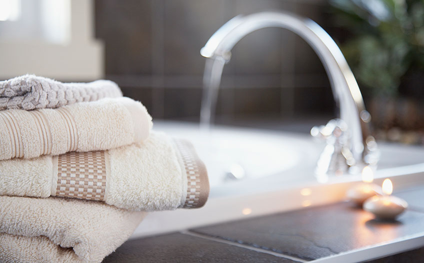 Odprężająca i gorąca kąpiel pomagają w zwalczaniu uczucia zimnych stóp