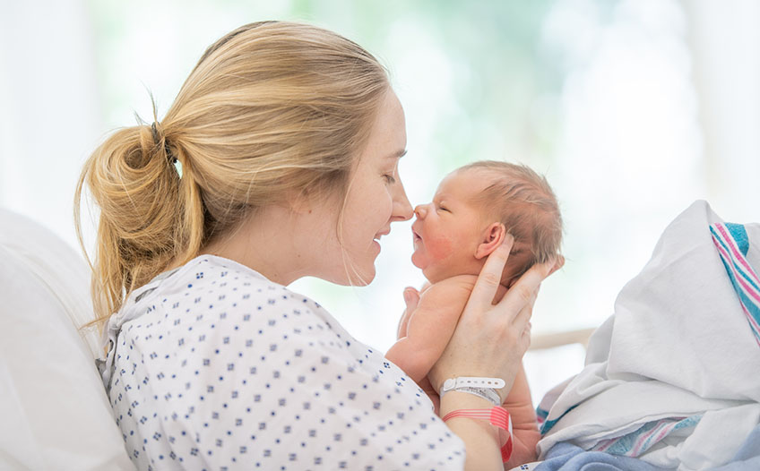Mama trzyma noworodka w szpitalu Mama trzyma noworodka w szpitalu