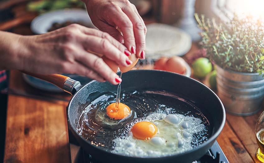 Jajka smażone na patelni to prosty pomysł na smaczny posiłek