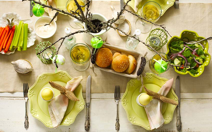 Wiosenna dekoracja stołu na Wielkanoc