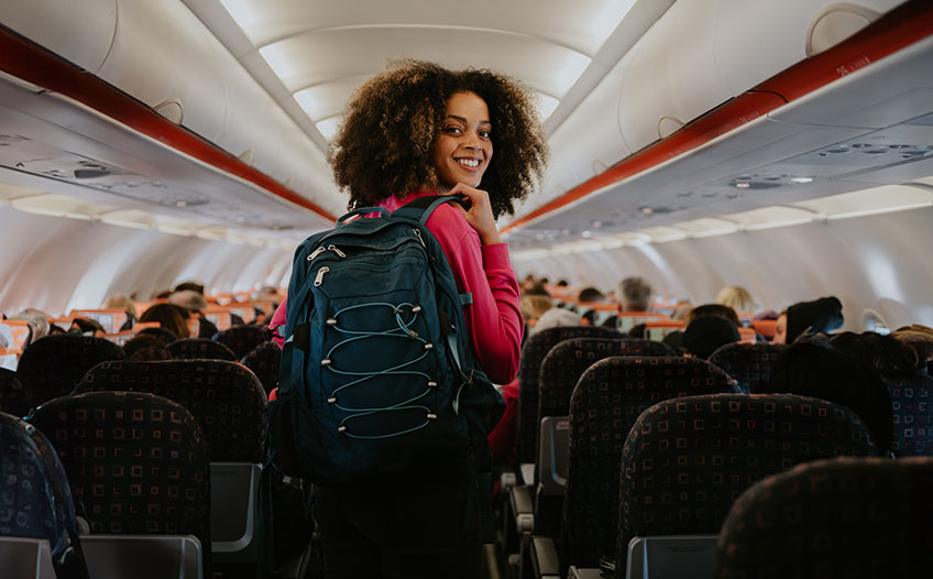 Kobieta z plecakiem w samolocie