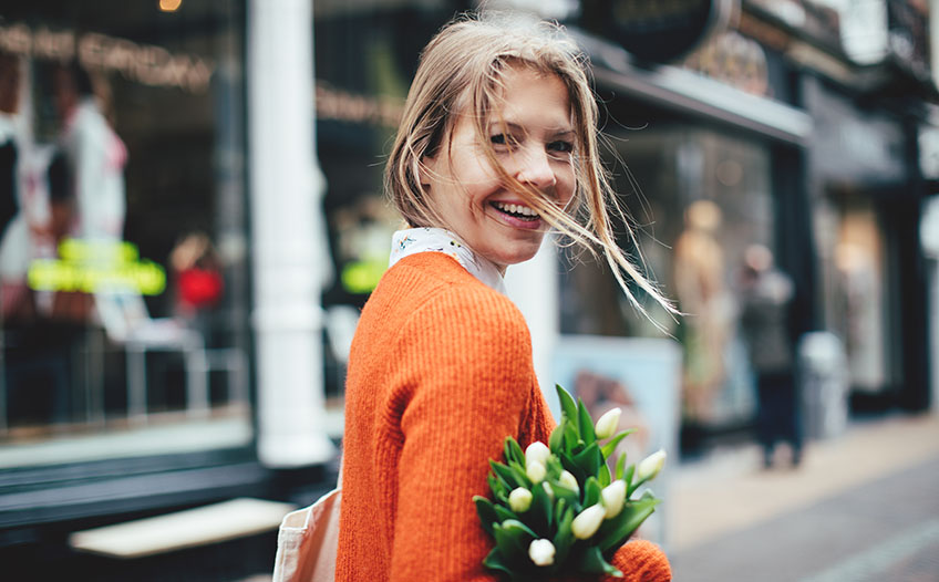 Uśmiechnięta kobieta z kwiatami