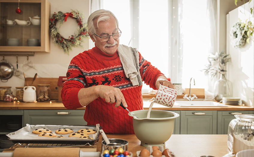Mężczyzna gotuje w świątecznym stroju