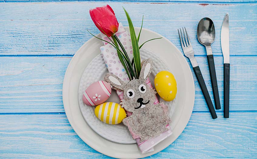 Wielkanocna zastawa stołowa z motywami jajek i króliczka
