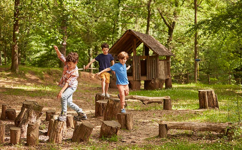 Dzieci bawiące się w lesie