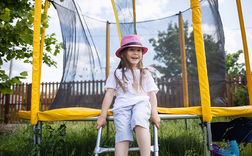 Dziewczyna cieszy się z trampoliny