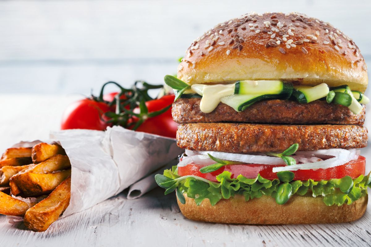 Burger- klasyka amerykańskiej kuchni Klasyczny amerykański burger podany z frytkami