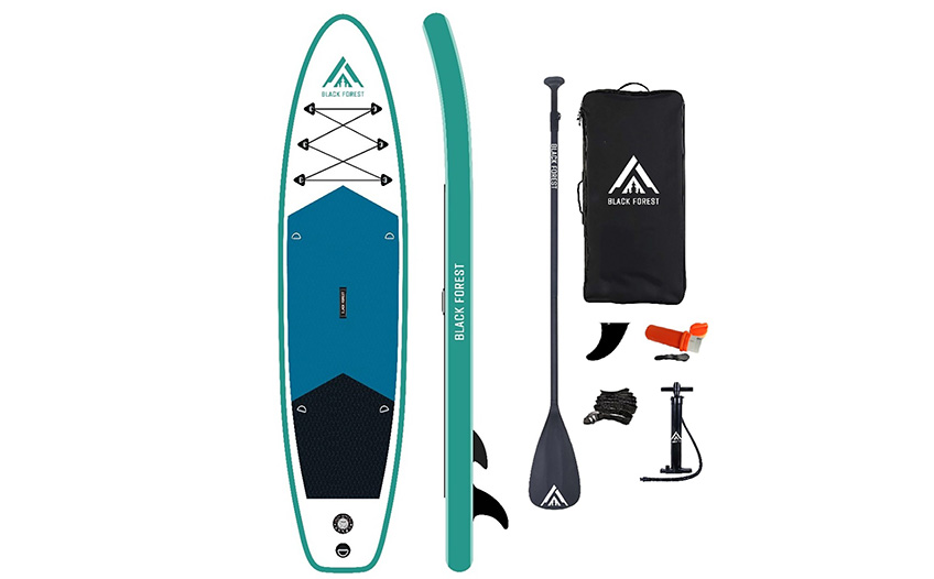 Deska SUP-2013 Black Forest Deska SUP w kolorze niebiesko-białym z akcesoriami: pompką, wiosłem, plecakiem, linką i zestawem naprawczym.