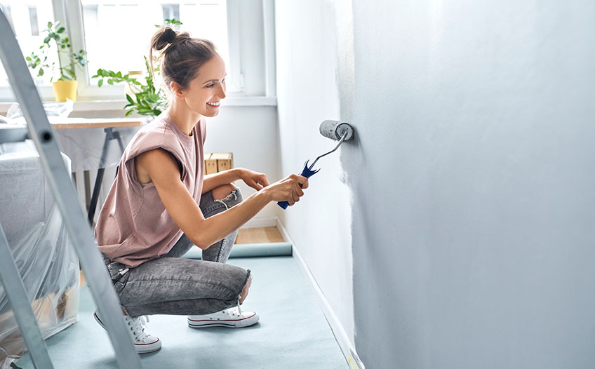 Kobieta maluje ścianę
