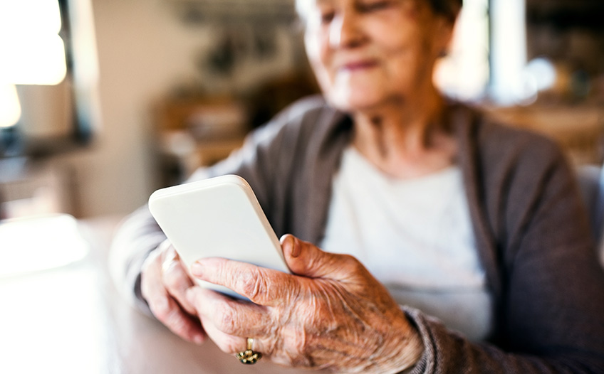 Smartfon dla seniora to idealny pomysł na prezent dla babci i dziadka