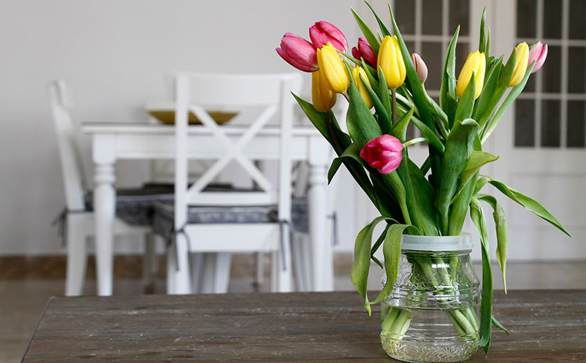 Bukiet tulipanów na stole w salonie